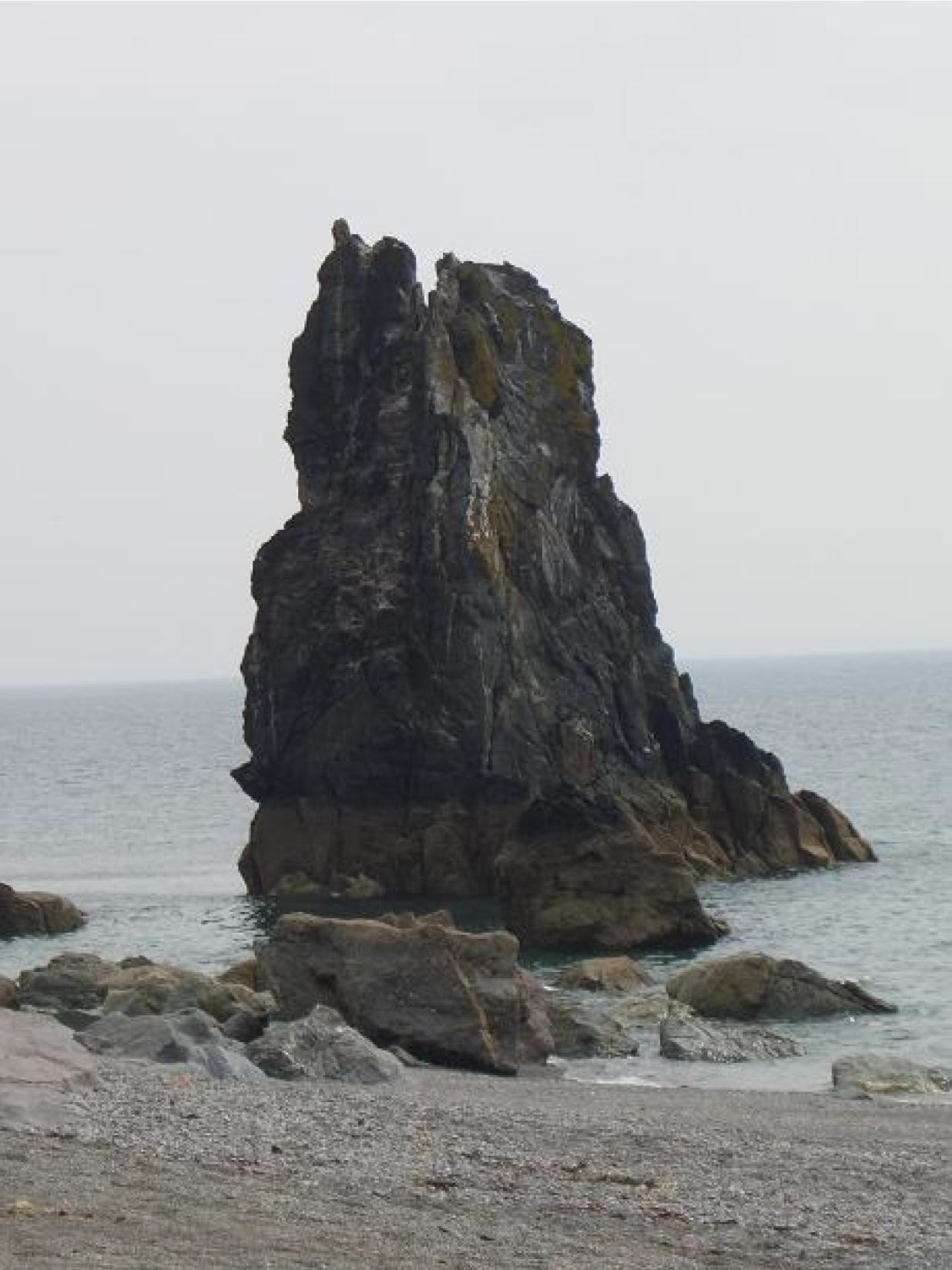 An example of a dike crossing through a limestone formation.