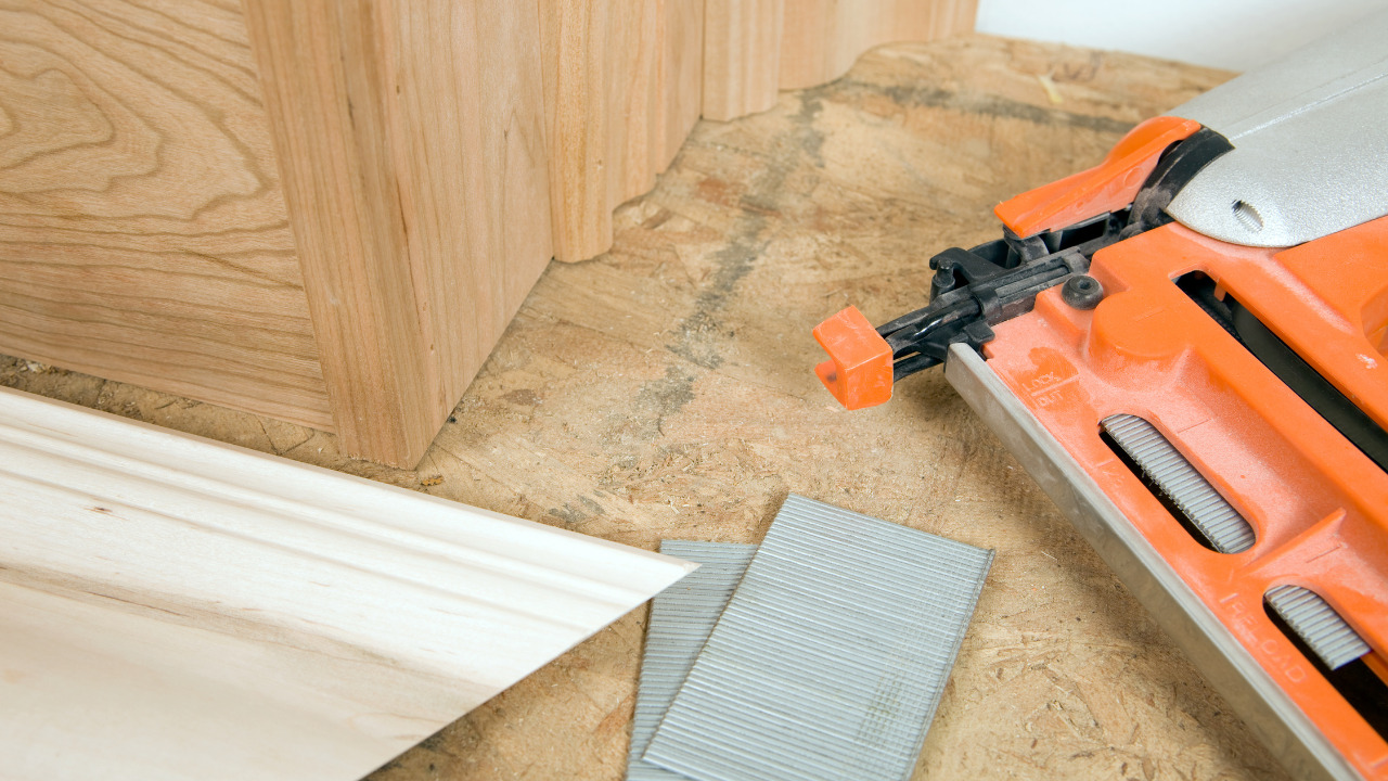 https://constructionhow.com/wp-content/uploads/2022/01/Install-The-J-Channel-Using-Brad-Nailer.jpg