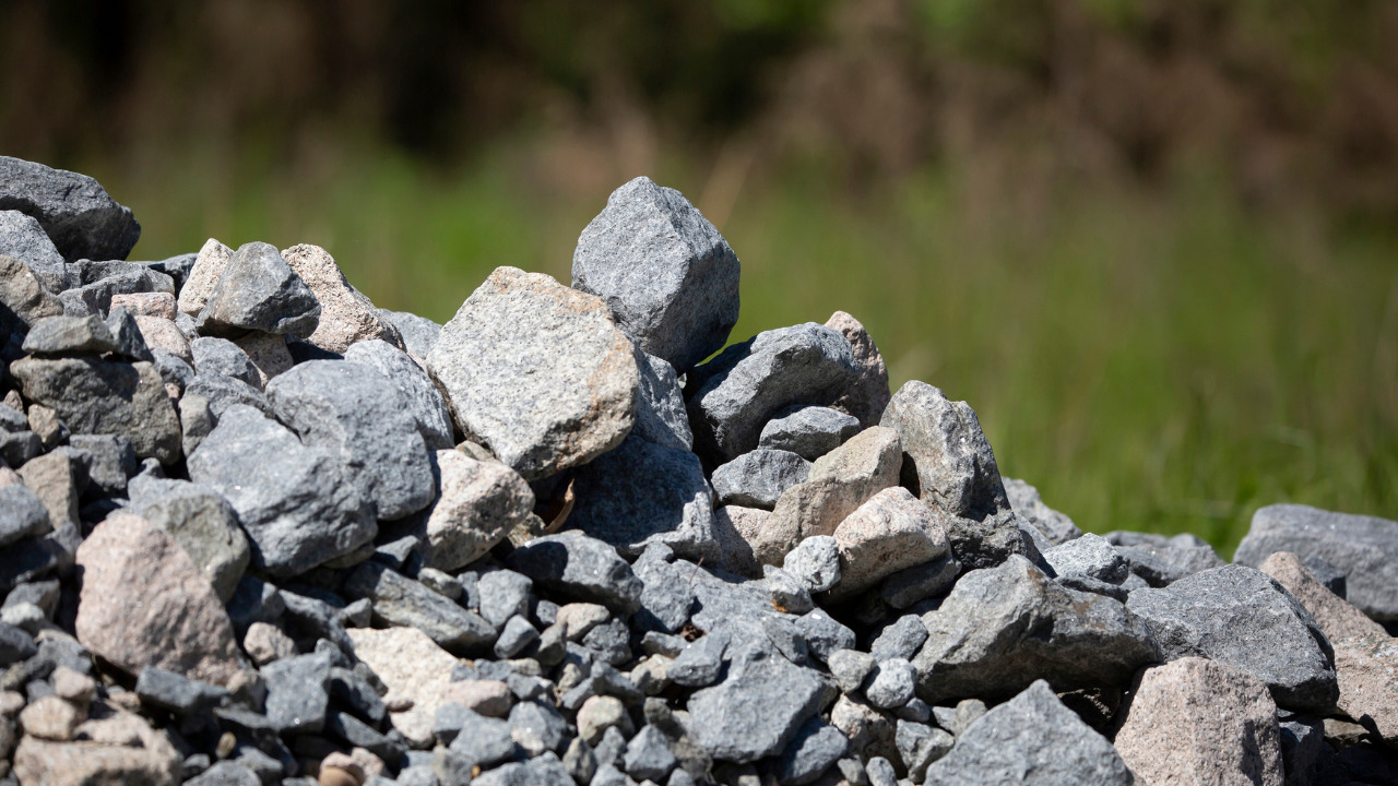 Use Crushed Rocks And Gravel To Refill The Wall