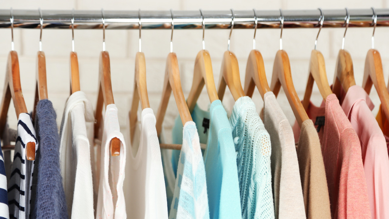  Use Broad Shoulder Hanger For Normal Clothes