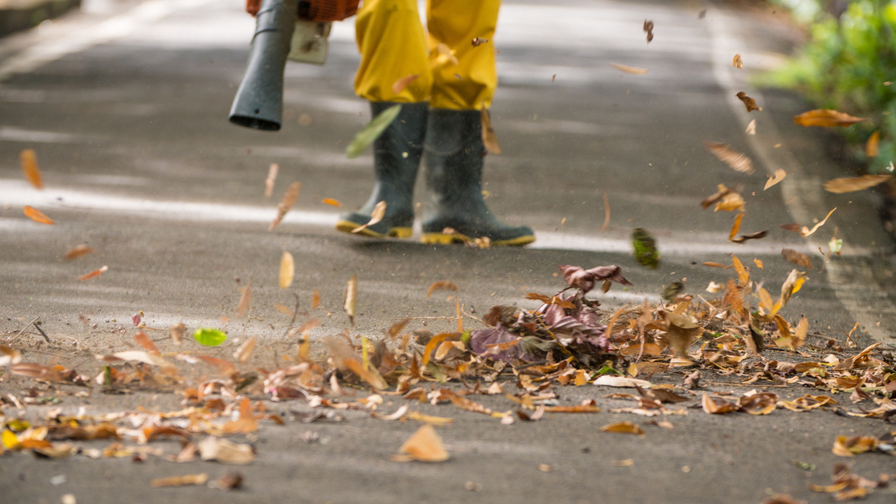 Use-A-Leaf-Blower-Gutter-Cleaner-Kit