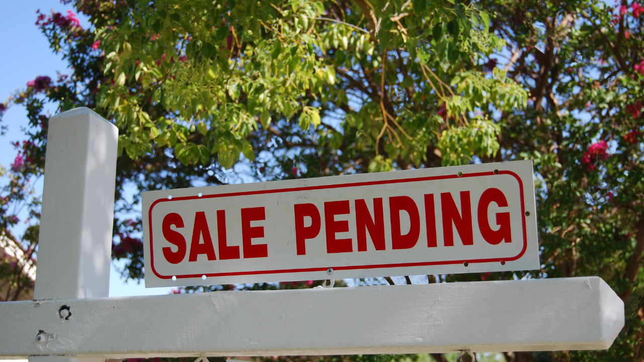 a sale pending sign board
