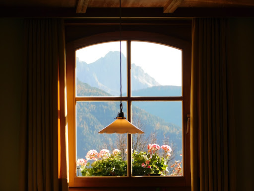 Top 5 Signs You Need New Residential Windows