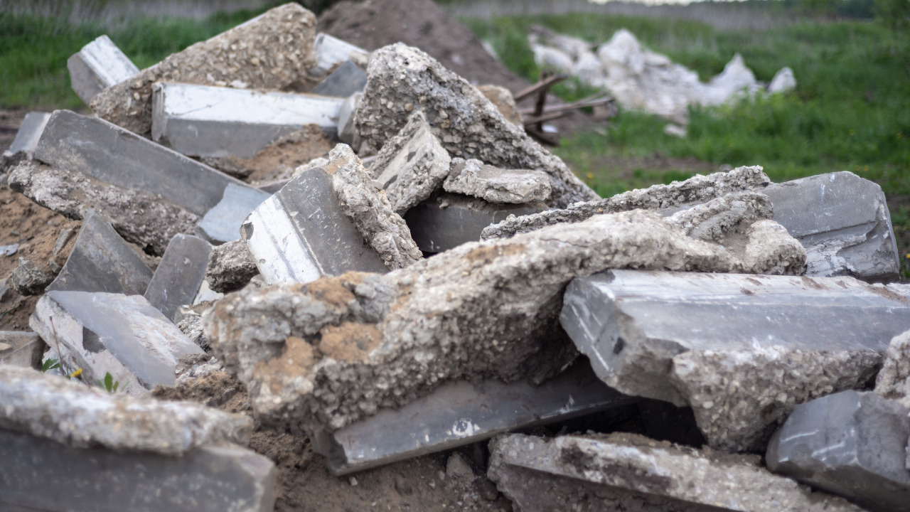 Large concrete members extracted from a demolished building