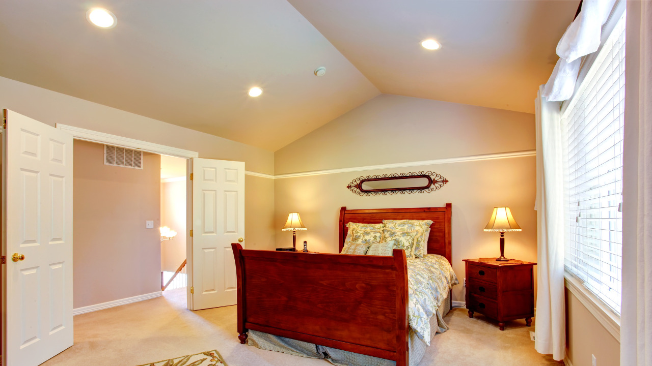 Vaulted ceiling for bedroom