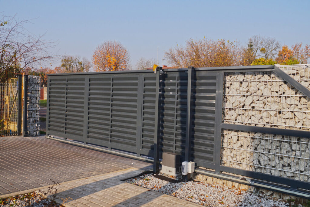 Gabion. Automatic entrance gate used in combination with a wall