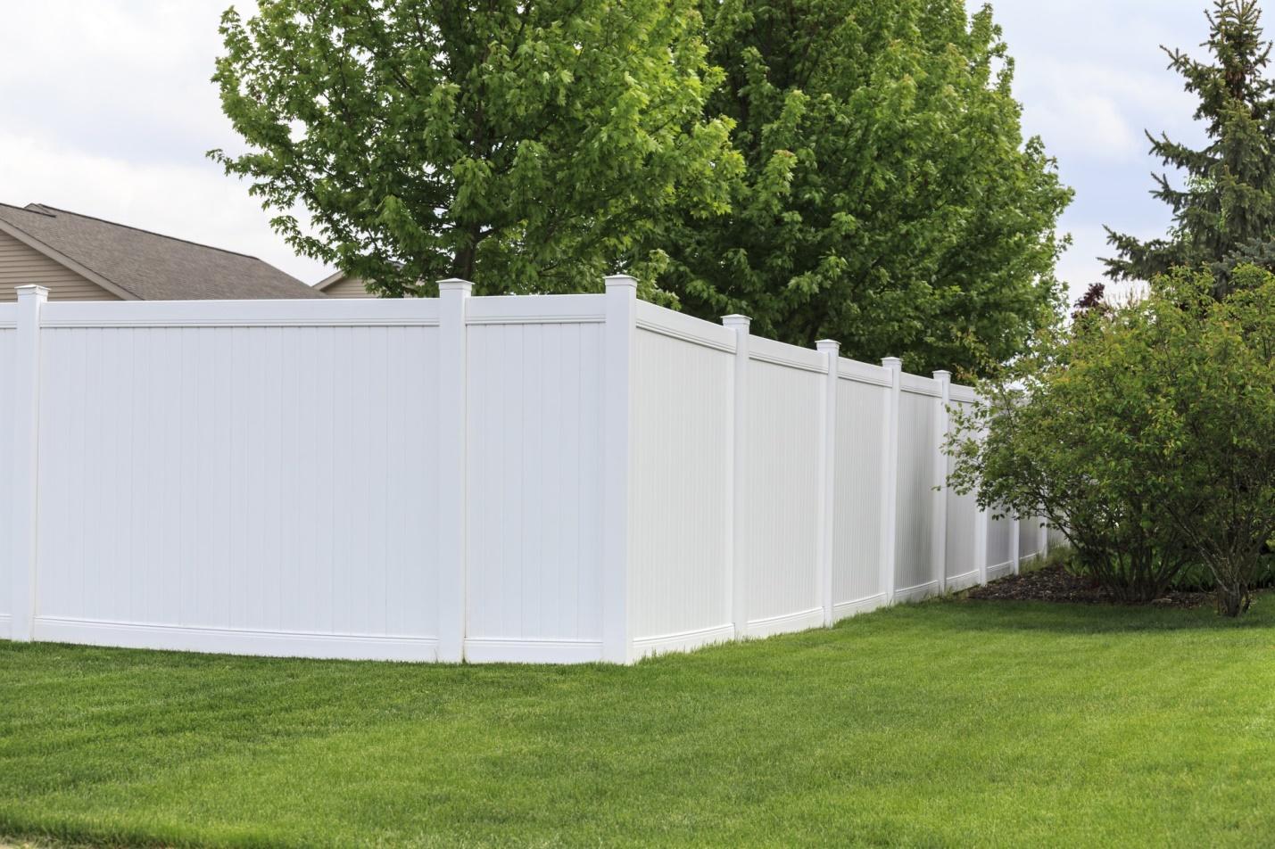 Pros and Cons of Popular Types of Vinyl Fencing